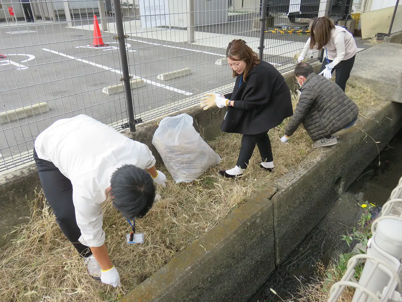 清掃活動（社屋周辺および公園）
